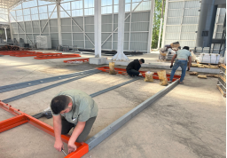 恩龍機(jī)械安裝團(tuán)隊(duì)在土耳其工廠工作